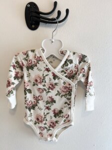 Vit blommig body stl 56