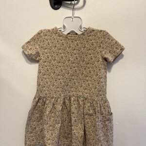 Beige mönstrad klänning stl 98