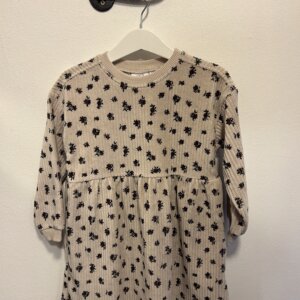 Beige mönstrad klänning stl 98