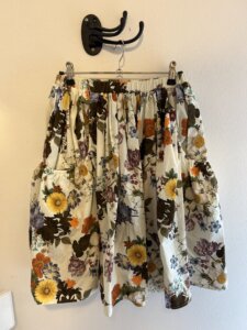 Beige blommig kjol stl 170/176