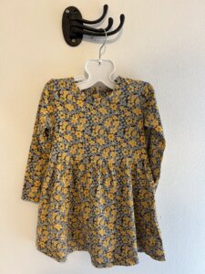 Grå/gul blommig klänning stl 98