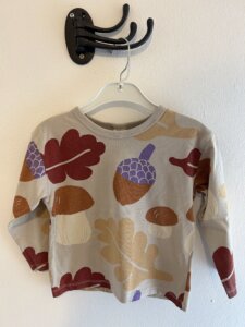 Beige mönstrad långärmad tröja stl 98