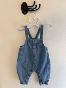 Blå jeans-hängslebyxa stl 62