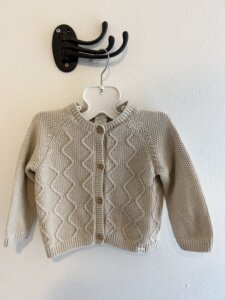 Beige mönstrad stickad kofta stl 80