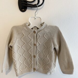 Beige mönstrad stickad kofta stl 80