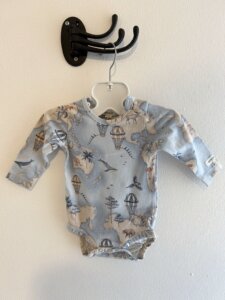Ljusblå mönstrad body stl 62