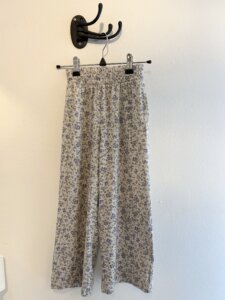 Beige/lila blommig byxa stl 110/116