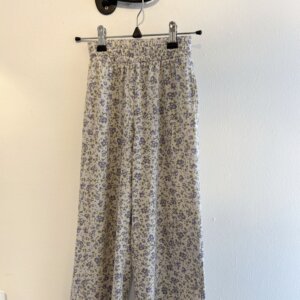 Beige/lila blommig byxa stl 110/116
