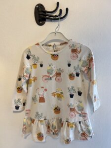 Beige mönstrad klänning stl 98