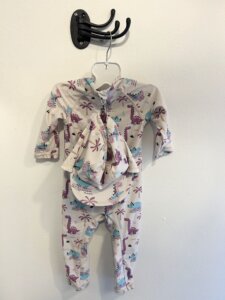 Beige/lila mönstrad bad-dress med keps stl 80