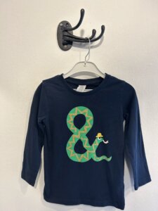 Mörkblå tröja med motiv stl 104