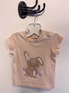 Aprikos t-shirt med motiv på magen stl 74