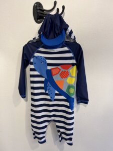 Blå/vit mönstrad bad-dress med keps stl 86/92