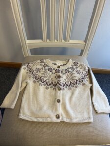 Beige mönstrad stickad kofta stl 68