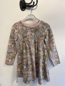 Rosa mönstrad klänning stl 110