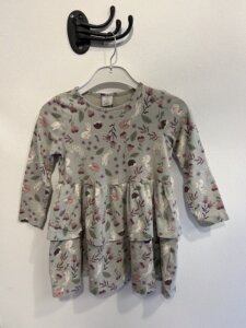 Grön mönstrad klänning stl 110