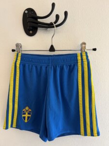 Blå/gula Sverige-shorts stl 110