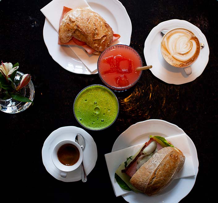 Cappucino, juice och mackor från cafe saturnus härliga frukostmeny