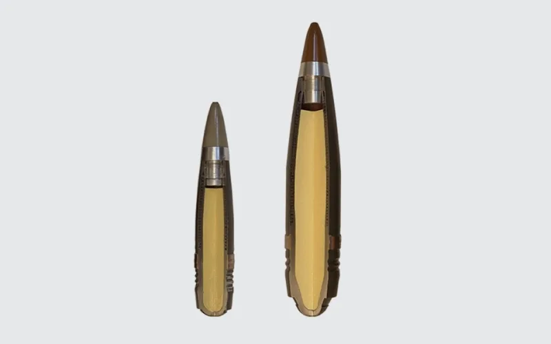 ذخيرة 3P القابلة للبرمجة والتفجير من BAE Systems . طلقة 40 ملم على اليسار، والتي يتم إطلاقها من Tridon Mk 2، وطلقة 57 ملم على اليمين، والتي يتم إطلاقها من السفن البحرية.
