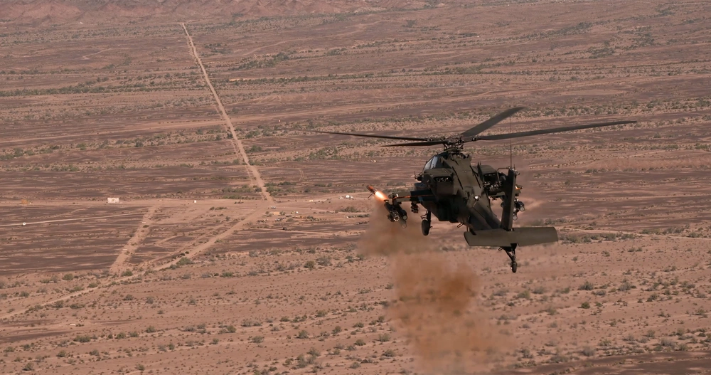 مروحية إيه إتش-64 إي (AH-64E) تطلق ألتايوس 700 (Altius 700) مزوداً بمعزز صاروخي خلال تجربة القتال المركزة على المفهوم 26 (CFWE26).