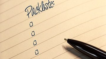 Packliste fürs Zelten. Notiz mit Mitteilung Checkliste.