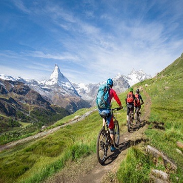 Radtour mit dem Zelt. Mit dem Mountainbike vorbei am Matterhorn in den Schweizer Alpen, Kanton Wallis, Schweiz.