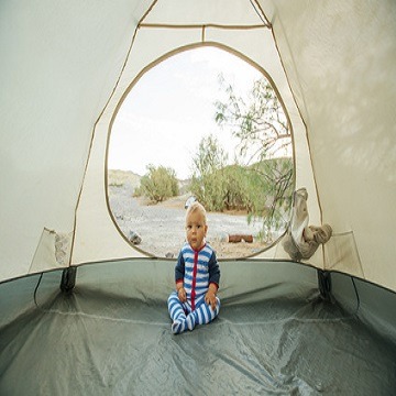 Zelten mit Kind. Junge im Zelt.