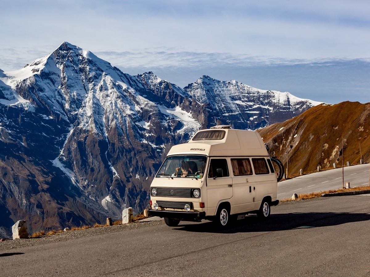 Campingbus oder Wohnmobil. VW T3 Westfalia 002 in den Bergen.