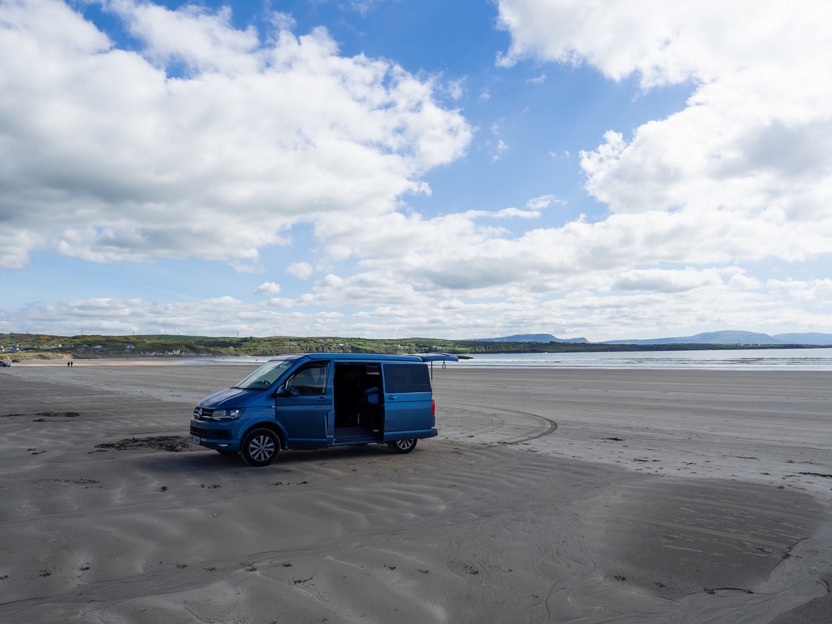 Campingbus oder Wohnmobil. Campervan am Strand von Rossnowlagh in Irland.