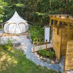 Luxuszelten oder Neudeutsch Glamping. Ein von Wald umgebenes Glamping-Zelt in Ontario, Kanada.
