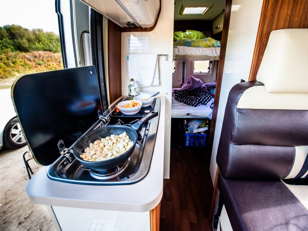 Campingküche. Abendessen oder Mittagessen im Camper Van oder Wohnmobil.