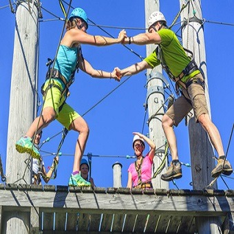 Teambuilding in einem Hochseilgarten mit 4 Personen.