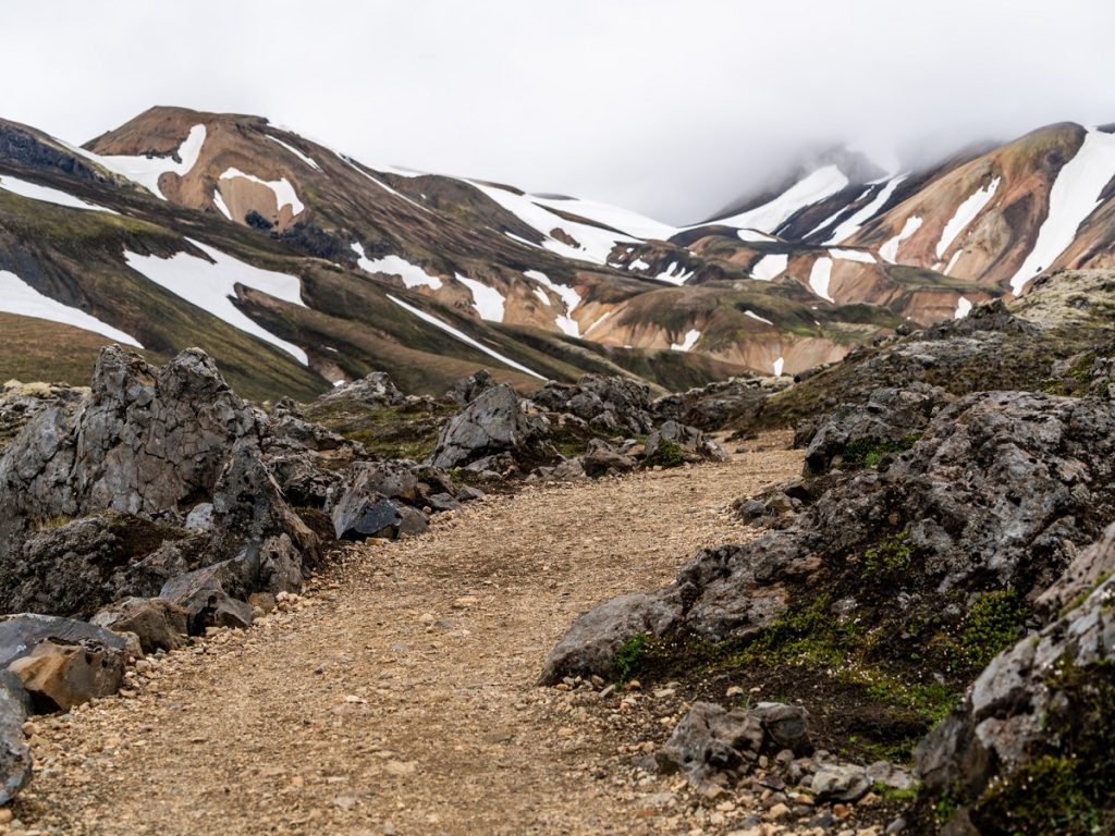 Höhenwege. Landschaft von Landmannalaugar surreale Naturlandschaft im Hochland von Island, Nordisch, Europa. Wunderschönes, farbenfrohes Schneeberggelände, berühmt für Sommer-Trekking-Abenteuer und Outdoor-Wanderungen.