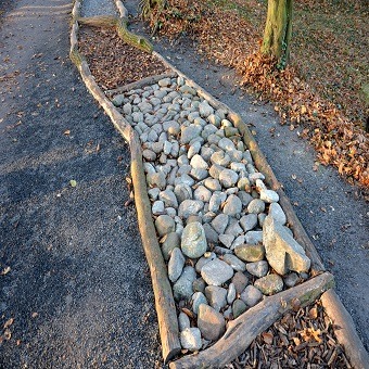 Ein Barfußpfad in der Natur im Herbst.