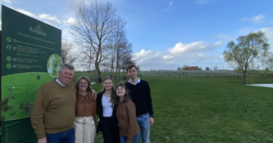 Dirk, Patricia, Lore, Joke en Jonas zijn een echte ‘wijnfamilie’ geworden, eentje met een unieke camperplaats. — © Joerie Dewagenaere