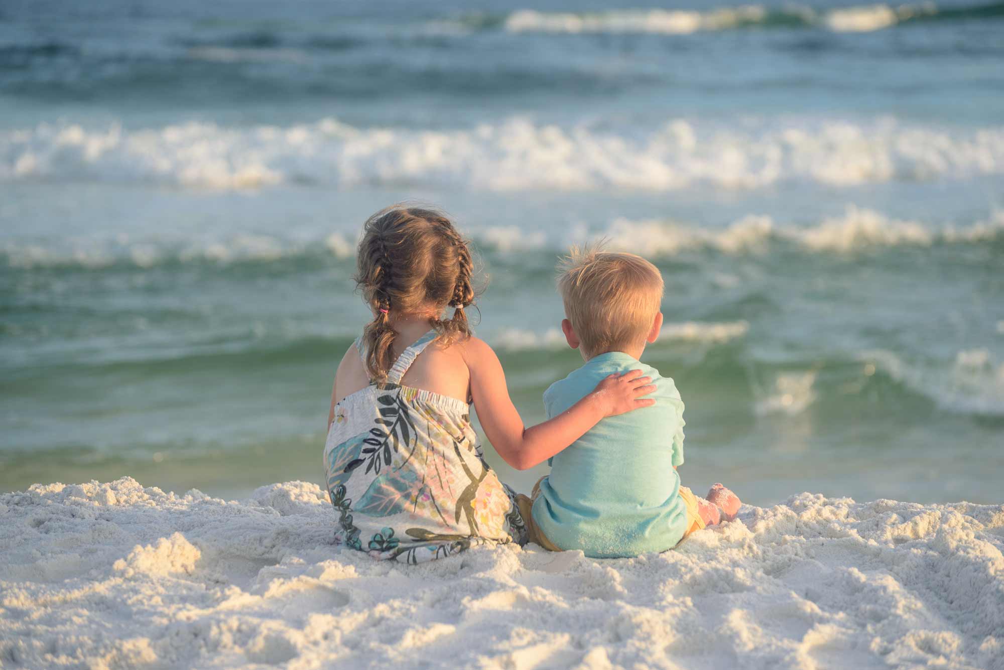 Camping an der Westküste Kinder an einem Sandstrand