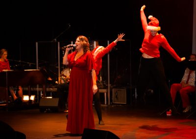 Sång, musik, humor och allvar varvas i årets julshow. med bland annat jazzsångerskan Canilla Enskär Fotograf Elin Krånglin