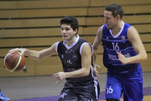 Andrés Pariente (La Gallofa Cantbasket) perseguido por Jaime García (Pas Piélagos) | Foto: Pablo Lanza