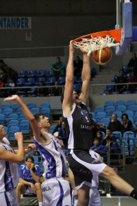 Chris Matagrano hace un mate ante un jugador del Take Tolosa | Foto: Pablo Lanza