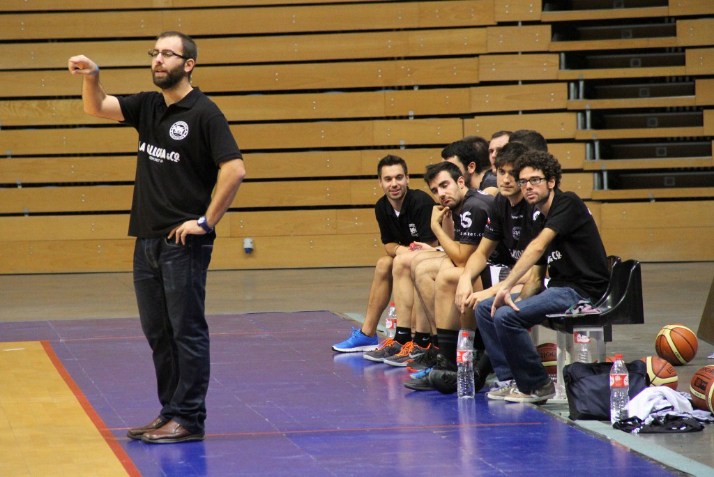 Benjamín Santos dirigiendo un encuentro de la pasada temporada en el Palacio de los Deportes