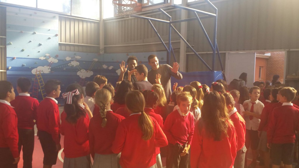 DeAngelo Hailey y Chris Matagrano saludando a los jovenes alumnos de la Sagrada Familia | Foto: CBK