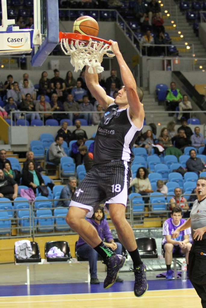 Mate de Chris Matagrano, que volvió a ser el MVP con 45 de valoración. Foto: Pablo Lanza