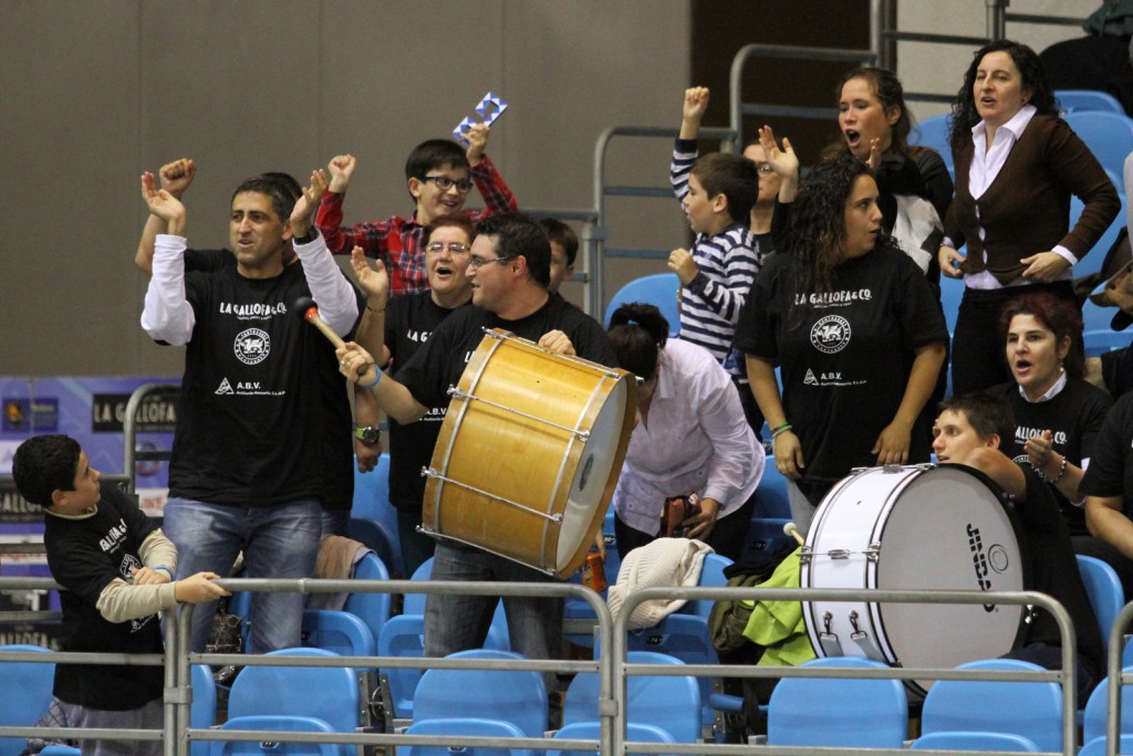 La afición celebró por todo lo alto la victoria frente a Easo | Foto: Pablo Lanza