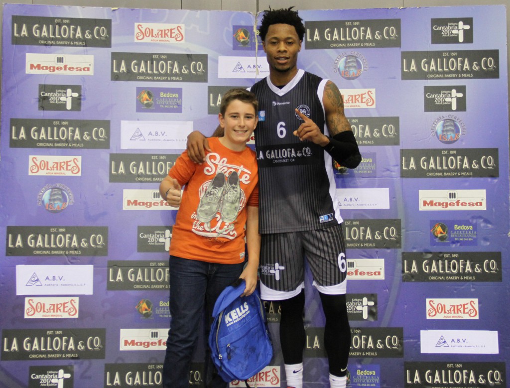 DeAngelo Hailey con el ganador del concurso de tiro patrocinado por la Asesoría ABV 