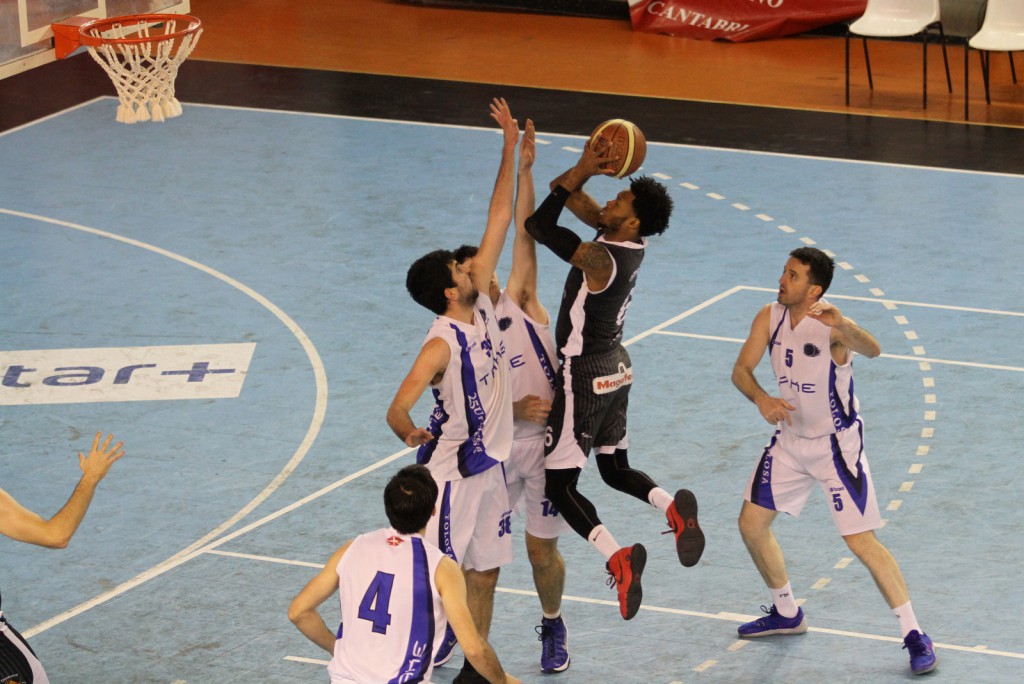 DeAngelo Hailey defendido por varios jugadores de Take Tolosa | Foto: Pablo Lanza