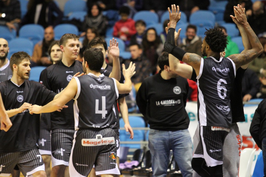 Andrés Pariente y DeAngelo Hailey felicitados por sus compañeros tras una jugada del derbi | Foto: Pablo Lanza