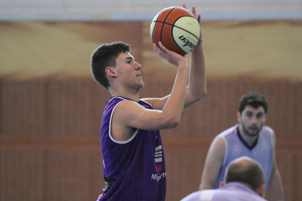 El equipo junior de Miguel Arroyo Cantbasket no se lo puso nada fácil al filial UC La Gallofa & Co | Foto: Pablo Lanza