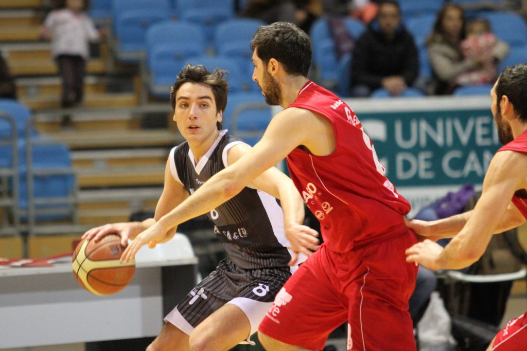 Jaime Azofra ante un defensor del equipo burgalés en el partido de ida