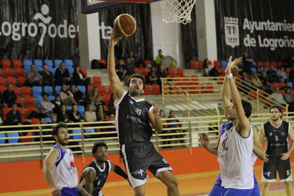 Álvaro Teja, jugador de La Gallofa & Co, durante el encuentro de ida en Logroño | Foto: Pablo Lanza