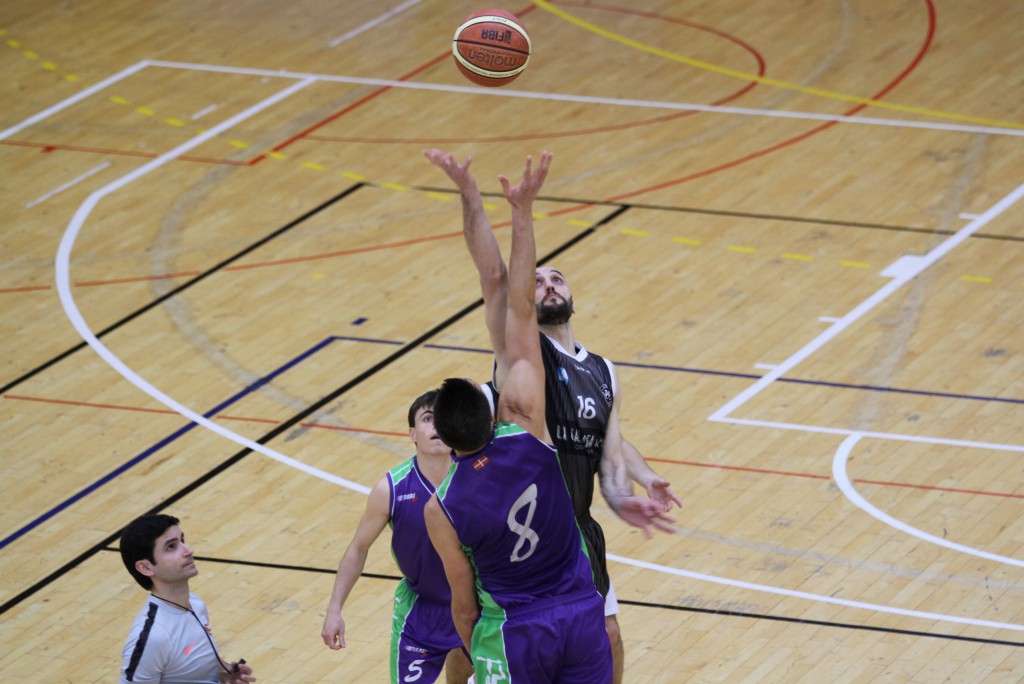 Salto inicial entre Jon Betozala y Tomás Ramón | Foto: Pablo Lanza